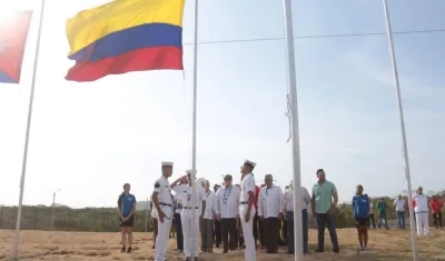 Momento en que se izó la bandera de Colombia. 