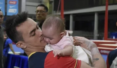 Jossimae Calvo carga a su hija. 