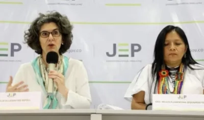 La presidenta de la Sala de Reconocimiento de Verdad de la JEP, Julieta Lemaitre, y la magistrada Belkis Izquierdo.  