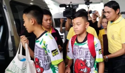 Dos de los adolescentes rescatados saliendo del hospital.