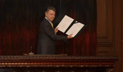 Presidente Santos después de firmar la ley.