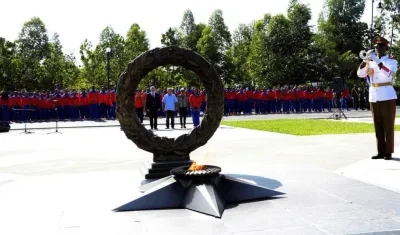 Delegación cubana hace juramente ante la tumba de Fidel Castro. 