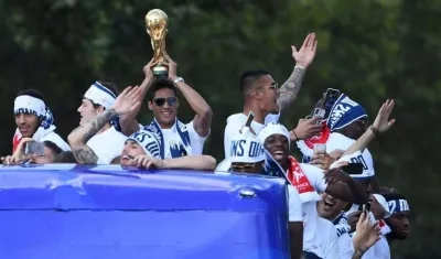 Raphael Varane celebrando en Francia con la Copa del Mundo.