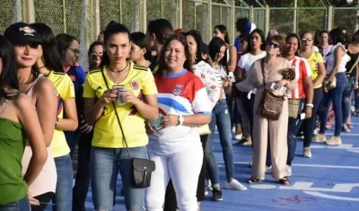 El público entusiasta de vivir la ceremonia inaugural de los Juegos Centroamericanos