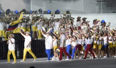La nutrida delegación de Colombia, durante el desfile inaugural.