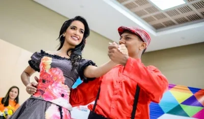 Pareja baila a ritmo del merecumbé.