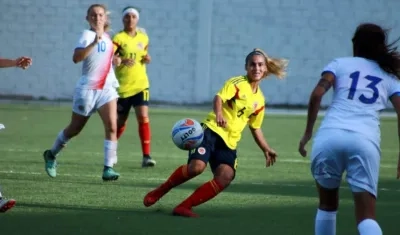 Momentos del partido en el estadio Moderno. 