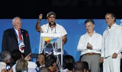 Alejandro Char, alcalde de Barranquilla, lo acompañan en la foto el Presidente Santos, el Gobernador Verano y el Presidente de Odecabe.