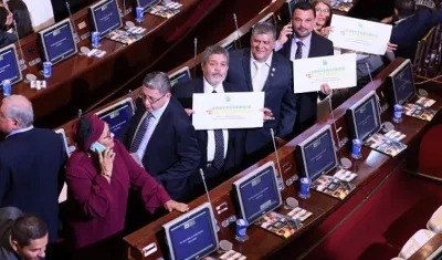  Victoria Sandino (i), Pablo Catatumbo (2-i) y Luis Alberto Albán (c) asisten a la instalación del Congreso.