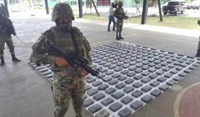 Unidades de Senfront incautaron 233 paquetes de presunta droga, además recuperaron tres fusiles AK 47 y sus municiones en la provincia de Darién.