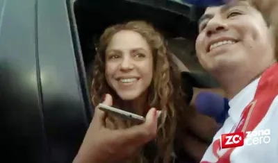 Shakira saluda a José Víctor Vergara, un peruano que llegó a verla.