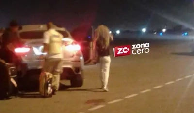 La cantante Shakira en la pista del aeropuerto.