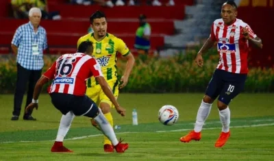 Sherman Cárdenas, de Bucarmanga, ante Jarlan Barrera y Johan Bocanegra de Junior.