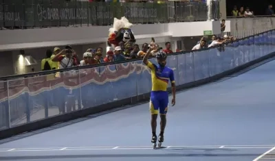 Álex Cujavante pasa en solitario la meta para ganar. 