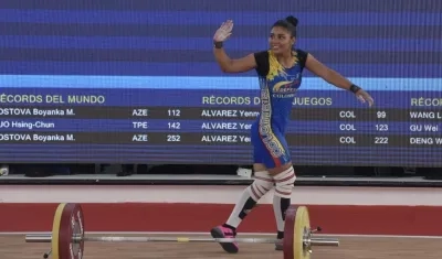 Karool Blanco, ganadora del oro en los Centroamericanos en pesas.