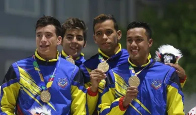 Atletas que muestran sus medallas ganadas. 