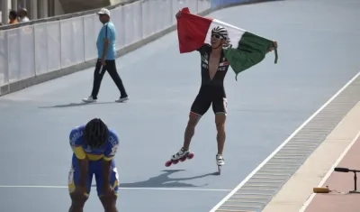 Jorge Luis Martínez celebra su medalla de oro. 