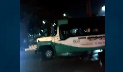 El bus que se quedó sin frenos y embistió a los policías. 