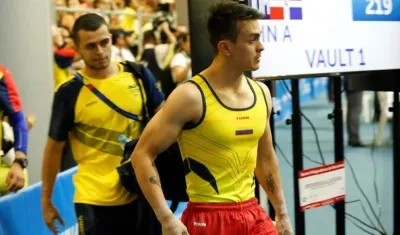 Jossimar Calvo retirándose de la competencia. 