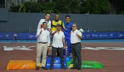 El Alcalde Alejandro Char posó con Cujavante y los demás medallistas. 