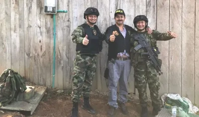 Marco Tulio Cáceres, el comerciante rescatado por el Ejército, saluda alegre al recobrar su libertad.