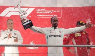 Lewis Hamilton celebrando su triunfo. 