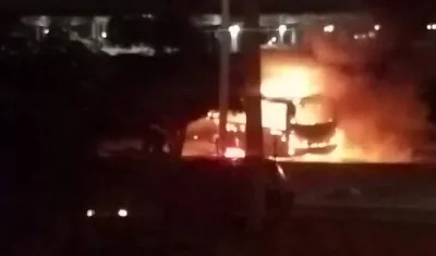 Momento en el que el bus se incendiaba. 
