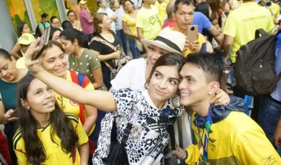 Jossimar Calvo se toma fotos con los aficionados. 