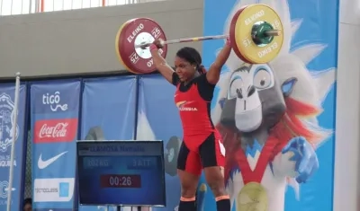 Nathalia Llamosa en uno de sus levantamientos. 