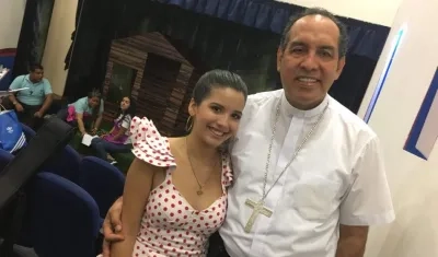 La presentadora Cristina Amortegui y Monseñor Pablo Emiro Salas.