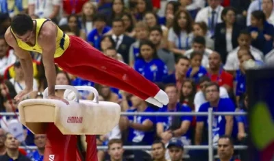 Jossimar Calvo realiza su rutina de potro. 