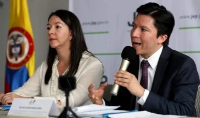 Los magistrados de la (JEP) Catalina Díaz Gómez y Óscar Javier Parra Vera.