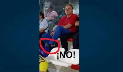 Ramón Jesurún con los pies encima de las sillas del Romelio Martínez.