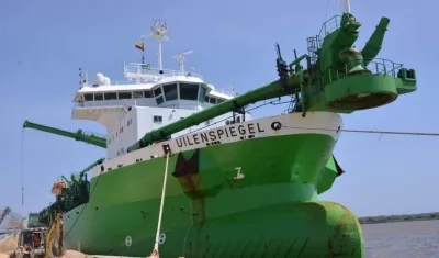 La draga encargada del más reciente y efímero mantenimiento del canal de acceso.