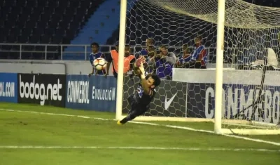 Extraordinaria atajada de Sebastián Viera.