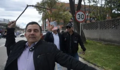 Este hombre agrede al fotógrafo de El Espectador.