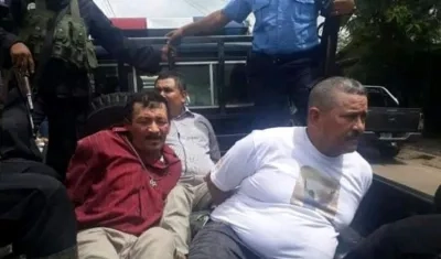 El alcalde al ser detenido con su escolta.