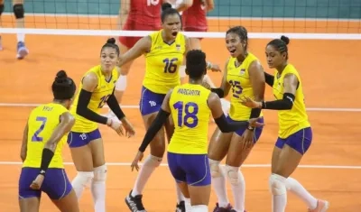 El equipo base de voleibol femenino durante el disputado partido ante México.