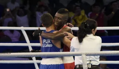 Yuberjen Martínez, una vez concluyó el combate felicitó su oponente por la pelea que le dio.