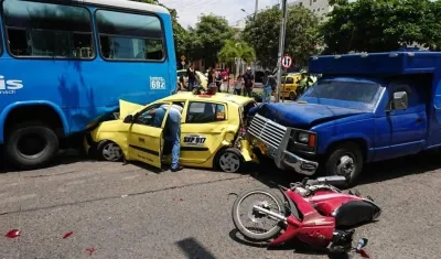 La imagen muestra los cuatro vehículos involucrados en el accidente.