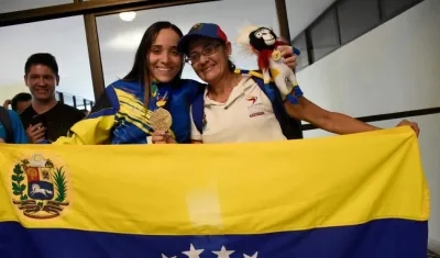 Claudymar Garcés junto a su madre Claudia Sequera.