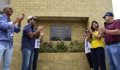 El Alcalde Alejandro Char y la tenista 'Mafe' Herazo, los acompañan dirigentes y miembros del gabinete distrital.