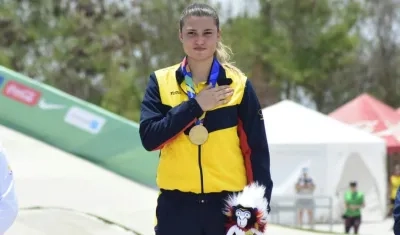 Gabriela Bolle cantó el himno de Colombia a todo pulmón. 