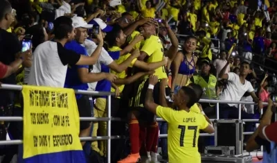 Julián Quiñones celebrando con la tribuna el tercer gol de los colombianos.