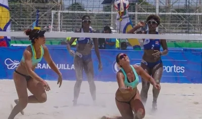 La pareja colombiana de Yuli Ayala y Diana Ríos ante República Dominicana. 