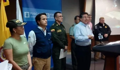Néstor Humberto Martínez, fiscal general; el director de Migración Colombia, durante la rueda de prensa en Cartagena.