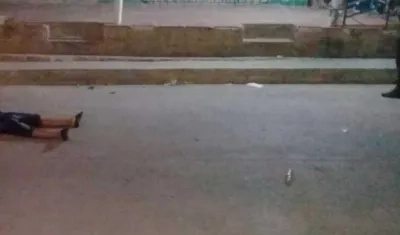 El cuerpo de la víctima quedó tendido en plena vía pública.