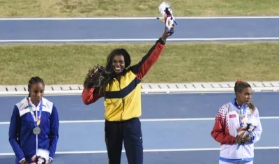 Caterine Ibargüen exhibiendo la medalla de oro.