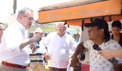 Viceministro Andrés Chaves habla con un motocarrista.