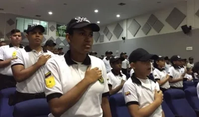 Miembros de la Policía Cívica en el auditorio del Comando de la Policía Metropolitana. 